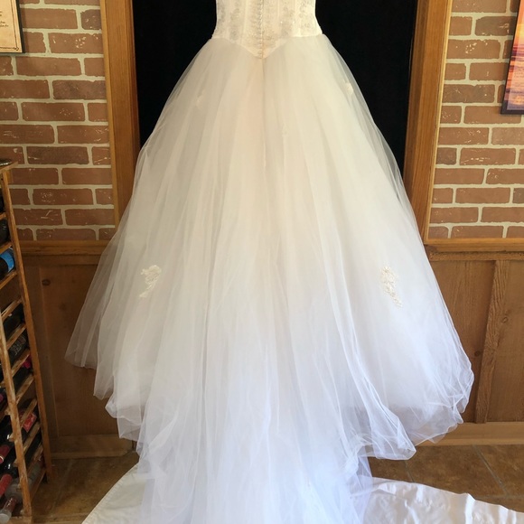 Cinderella style wedding gown - Picture 4 of 8